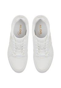 Baskets blanches avec une finition en cuir lisse, bout rond et accents perforés. Lacets passant par les œillets et logo de la marque en or sur la languette.