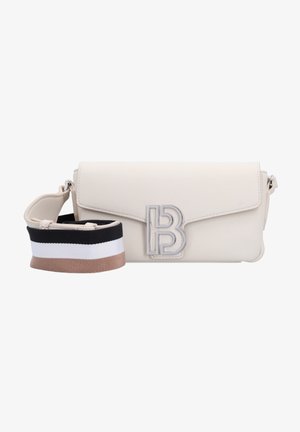 Bolso rectangular de cuero beige con cierre con el logo B plateado y correa ancha desmontable con rayas horizontales en negro, blanco y marrón.