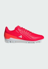 Botín de fútbol rojo brillante con una parte superior sintética suave, acentos blancos y una suela texturizada que cuenta con múltiples clavijas blancas para tracción.