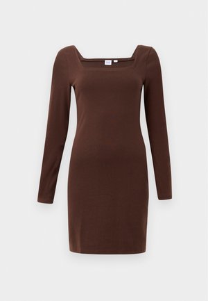 Barna, hosszú ujjú ruha négyzet alakú dekoltázzsal, sima anyagból készült, testhezálló fazonú és térdihosszú. Nincsenek minták vagy díszítések.