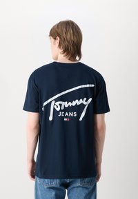 Tommy Jeans SIGNATURE TEE - T-shirt estampada - dark night navy