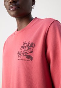 Scotch & Soda CHEST ARTWORK REGULAR - Sweatshirt - dusty red