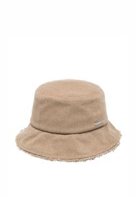 Beige bøttehat lavet af tekstureret stof, med en frynset skygge og en lille metallisk logoaccents på siden.