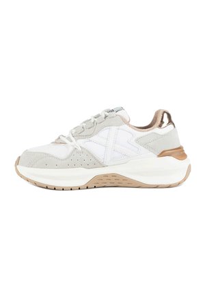 Sneaker bianca e grigio chiaro con suola beige e dettagli bronzo metallizzato, vista laterale su sfondo bianco.