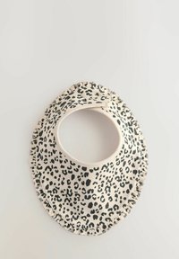 Bodynau gyda phatrwm leopard ar gefndir meddal, cêlar llwyd, lleisiau du, a hem ruffled. Wedi'i ddylunio gyda phoced gysgodol gwrdd ar gyfer defnyddio hawdd.