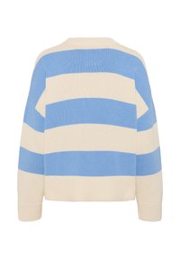Pulover de culoare crem, cu dungi late albastre, cu o croială lejeră și o textură ribonată; conceput cu un decolteu rotund și mâneci lungi.