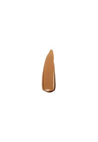 Campionatura di fondotinta liquido in una tonalità marrone caldo, texture liscia, forma allungata, finitura lucida, su uno sfondo bianco.