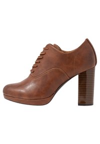 Scarpa in pelle marrone con tacco, punta arrotondata, lacci con sei occhielli e tacco a blocco con scanalature orizzontali per texture.