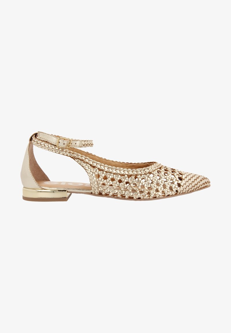 Chaussure à bout ouvert avec bride arrière, tige tissée en or métallique et talon plat. Comprend une délicate bride à la cheville et un dos orné d'accents dorés.