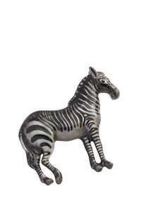 Keramična figura zebre z sijočo črno-belo površino, ki ima podrobne črte in naravno obliko, stoji na štirih nogah.