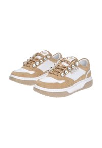 Sneaker beige e bianche realizzate in materiali scamosciati e in pelle, con dettagli in strass, lacci testurizzati e una spessa suola in gomma beige.