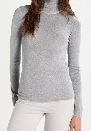 Maglione grigio chiaro a collo alto realizzato in tessuto a coste, con maniche lunghe e una consistenza morbida con una leggera finitura lucente.