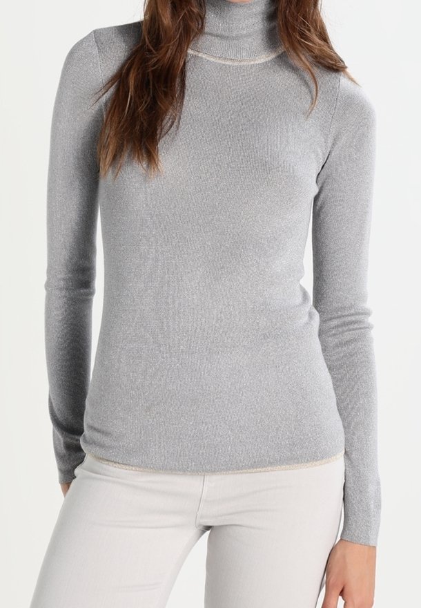 Helles grauer Rollkragenpullover aus geribtem Strickstoff, mit langen Ärmeln und einer weichen Textur sowie einem dezenten schimmernden Finish.