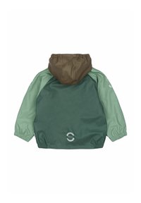 Grön och brun lättviktsjacka med elastiska muddar och huva, med en logotyptryck och en slät, vattentät yta.