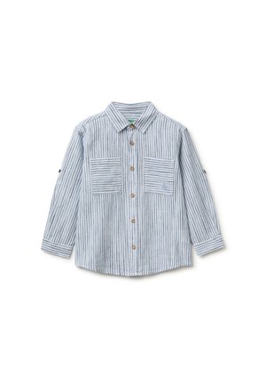 Koszula na guziki z długim rękawem w pionowe szare i białe paski, z dwoma kieszeniami na piersi i kołnierzykiem na białym tle.