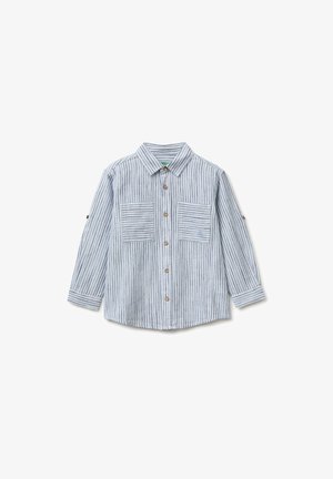 Koszula na guziki z długim rękawem w pionowe szare i białe paski, z dwoma kieszeniami na piersi i kołnierzykiem na białym tle.