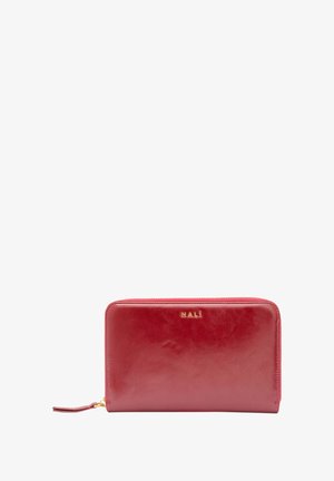 Portefeuille en cuir rouge avec une finition brillante, fermeture éclair et accent logo doré. Forme rectangulaire avec une surface texturée.