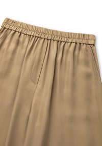 Pantaloni beige plissettati realizzati in un tessuto morbido e leggero. Presentano una vita elasticizzata e tasche laterali, mostrando una sottile texture e cuciture.