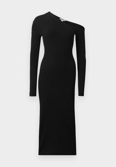 Abito nero in maglia a costine con una manica lunga e scollatura asimmetrica, caratterizzato da una silhouette aderente e orlo lungo fino alla caviglia.
