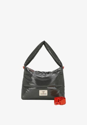 Graue glänzende Schultertasche mit gepolstertem Design, roten Beschlägen und verstellbarem Riemen. Auf der Vorderseite befindet sich eine Logoplatte.