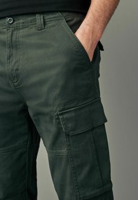 Next SLIM FIT STRETCH - Oldalzsebes nadrágok - mottled dark green