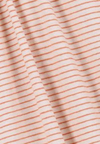 Tissu rayé d'un rose doux avec de fines lignes orange clair alternées. La texture semble lisse et tricotée, créant un motif subtil.
