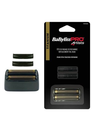 BaBylissPRO Ersatz-Titanschermesserkopf und zwei schwarze Kunststoffkammaufsätze für elektrischen Rasierer, lose und in Verpackung gezeigt.