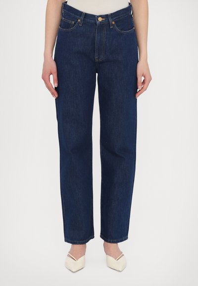 Donker gewassen denim jeans met een rechte pijpdesign, vijf zakken, een knoopsluiting en zichtbare stikdetails.