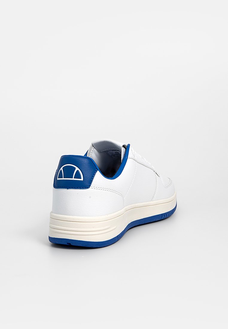 Zapatilla baja blanca con acentos azules en el talón, el forro interior y la suela, vista desde un ángulo posterior derecho sobre un fondo blanco liso.