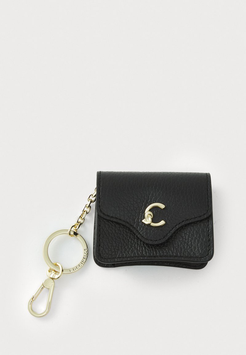Portofel din piele neagră, cu un finisaj texturat, clapetă curbată, accesorii din aur și un inel de cheie cu lanț.