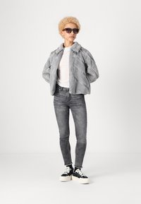 Vero Moda Petite VMSONJALUIS JACKET - Χειμωνιάτικο μπουφάν - griffin