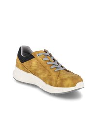 Gele leren sneaker met grijze veters, geperforeerde zijkanten en een gewatteerde witte zool. Zwarte gaasaccenten bij de hiel voor extra textuur.