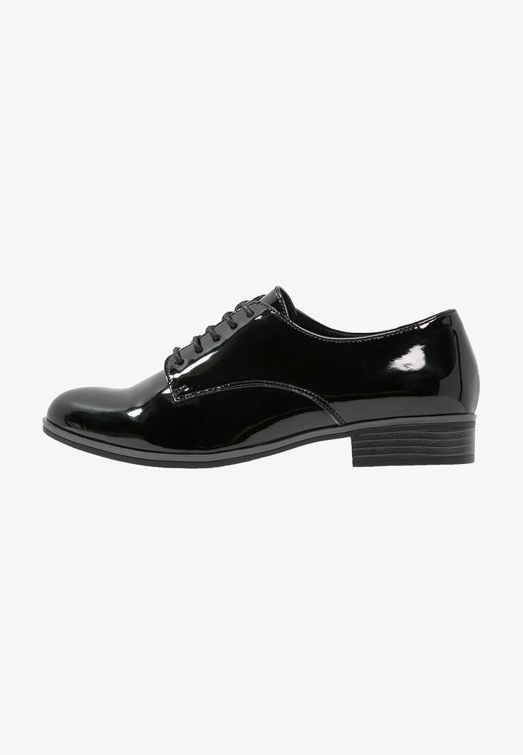 Scarpe lacci in vernice nera con punta arrotondata, tacco basso a blocco e texture liscia, caratterizzate da sottili accenti di cucitura.