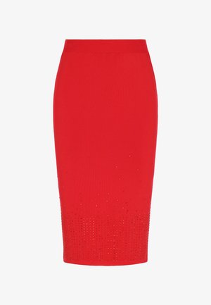 Punane kudumissärk, millel on sile tekstuur ja alumises osas on väikesed metallist nurgad, mis loovad gradientefekti. Küljelt liibuv disain, keskmise pikkusega.