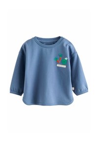 Blauw langslijfs peutershirt met drukknoopjes op de schouder en geborduurde wortels, een appel en de tekst "thuisgekweekt" op de voorkant.