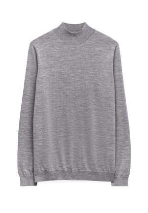 Pull-over en tricot gris clair à manches longues avec col montant, poignets côtelés et ourlet inférieur sur fond blanc.