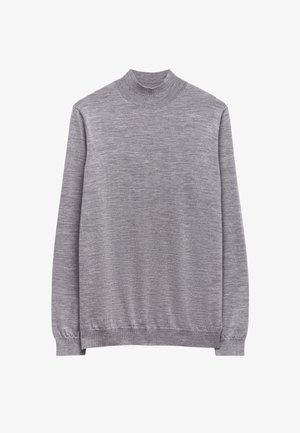 Maglione a maniche lunghe grigio chiaro lavorato a maglia con colletto alto, polsini a costine e orlo inferiore su sfondo bianco.