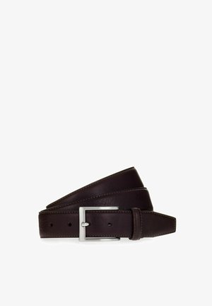 Cinturón de cuero marrón oscuro con textura suave, hebilla rectangular plateada y detalles de costura en contraste, con agujeros ajustables para el cierre.
