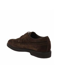 Chaussure habillée en daim marron avec un bout arrondi, des perforations décoratives et une semelle en caoutchouc noir. Design classique de brogue avec un système de laçage.