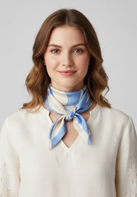 Foulard en soie bleu clair et crème avec un nœud au cou. Présente une texture lisse et des rayures subtiles, fini avec un bord marqué.