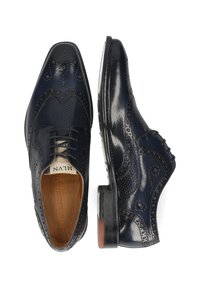 Scarpe da uomo in pelle di colore navy, con dettagli perforati, design a punta d'oca e punta tonda. Finitura elegante con tacco leggermente rialzato.