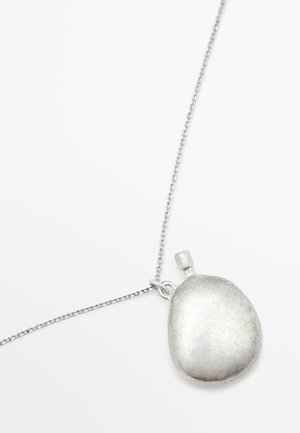 Collana d'argento con un grande pendente arrotondato con superficie testurizzata e un piccolo anello per l'attacco, su una catena delicata.