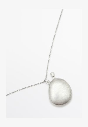 Srebrny naszyjnik z dużym, zaokrąglonym wisiorkiem o fakturowanej powierzchni i małą pętlą do zawieszenia, na delikatnym łańcuszku.
