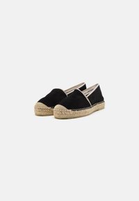 Espadrilles de ante negro con punta redondeada y suela de yute trenzado. Presentan paneles laterales elásticos y una plantilla texturizada.