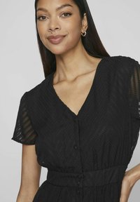 VILA MIT KURZEN ÄRMELN V-AUSSCHNITT - Blousejurk - black