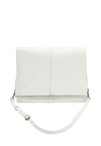 Biała skórzana torebka crossbody z fakturowanym wykończeniem, klapką na złożenie, srebrnymi akcentami i regulowanym paskiem. Czysty, minimalistyczny design.
