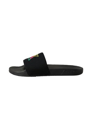 Sandalia tipo slide negra con suela texturizada, tira ancha de tela y detalle de logo multicolor en la tira superior.