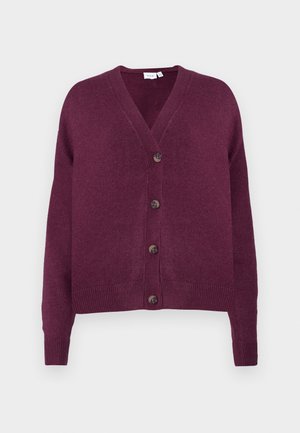Burgundy kofta gjord av mjukt stickat material, med V-ringning, långa ärmar och fem bruna knappar framtill. Ribbad nederkant och ärmavslut.