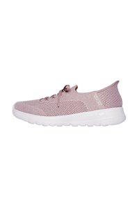 Zapatilla deportiva de color rosa claro con una parte superior de malla texturizada, suela acolchada blanca y cordones en la parte delantera. Marca visible en el lateral.