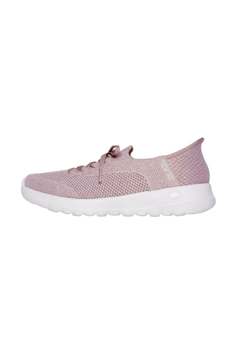 Zapatilla deportiva de color rosa claro con una parte superior de malla texturizada, suela acolchada blanca y cordones en la parte delantera. Marca visible en el lateral.